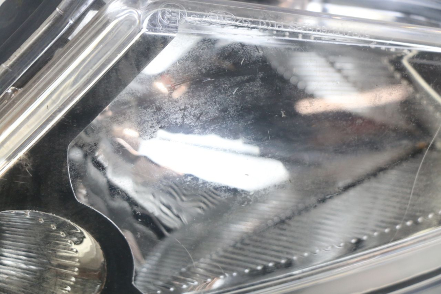 photo de PHARE AVANT GAUCHE PEUGEOT SPEEDFIGHT 3 AIR 50 (2009 - 2015) - Autre angle de vue