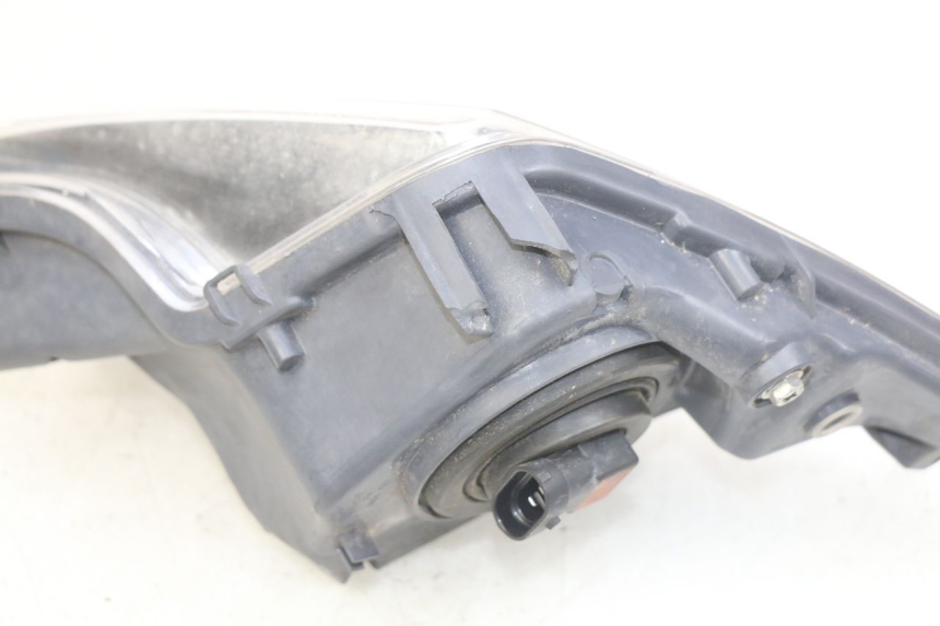 photo de PHARE AVANT GAUCHE PEUGEOT SPEEDFIGHT 3 AIR 50 (2009 - 2015) - Gros plan technique