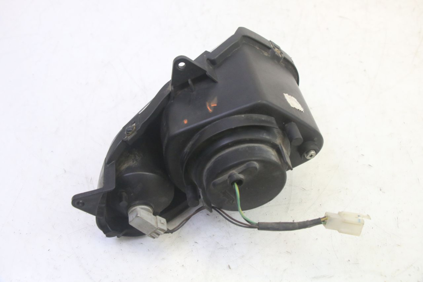 photo de PHARE AVANT GAUCHE YAMAHA TZR 50 (2008 - 2016) - Gros plan technique