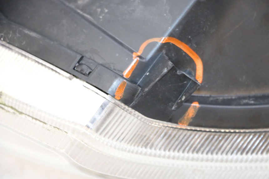 photo de PHARE AVANT PEUGEOT KISBEE 2T 50 (2010 - 2017) - Gros plan technique