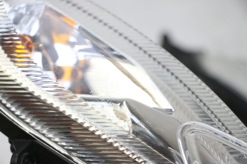 photo de PHARE AVANT PEUGEOT KISBEE 4T 50 (2010 - 2017) - État de surface