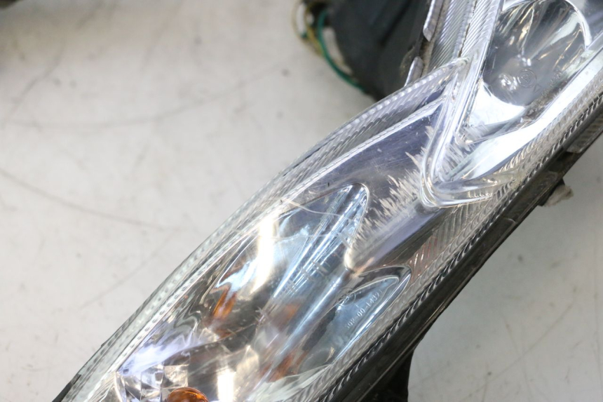 photo de PHARE AVANT PEUGEOT KISBEE 4T 50 (2018 - 2022) - État de surface