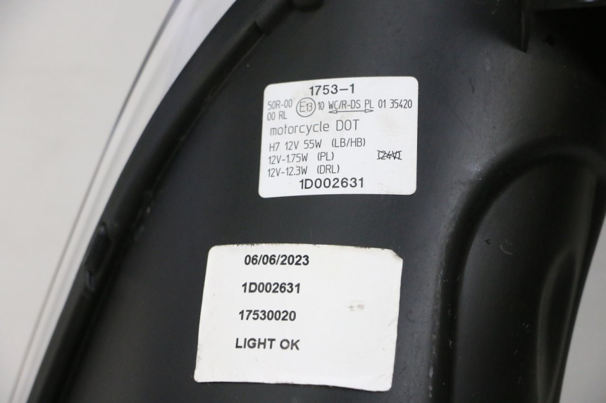 photo de PHARE AVANT PIAGGIO MP3 HPE 300 (2019 - 2026) - Gros plan technique