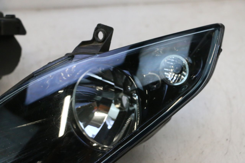 photo de PHARE AVANT PIAGGIO MP3 125 (2006 - 2014) - Autre angle de vue