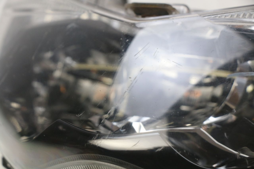 photo de PHARE AVANT YAMAHA N-MAX NMAX 125 (2017 - 2020) - Gros plan technique