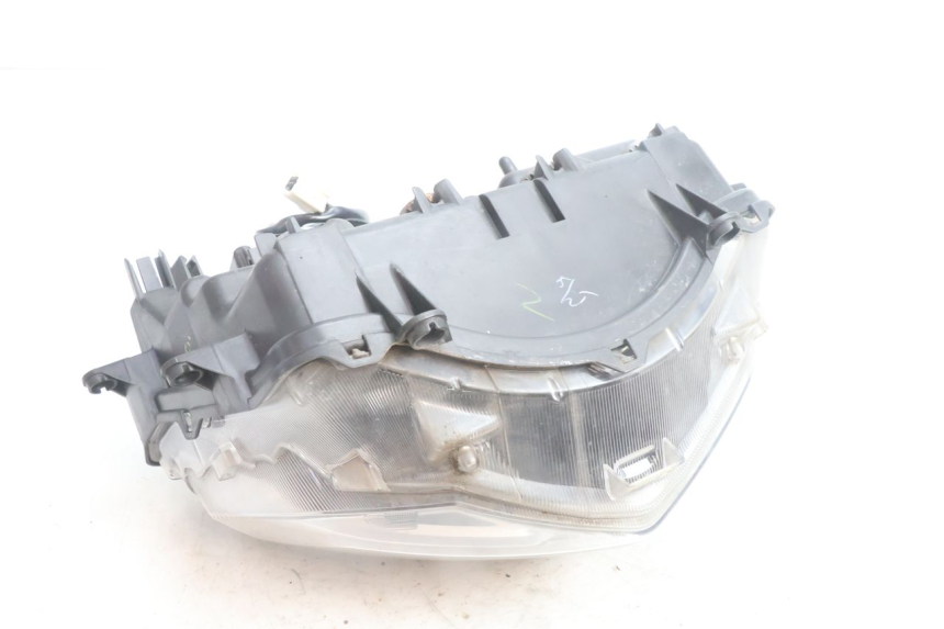 photo de PHARE AVANT YAMAHA N-MAX NMAX 125 (2021 - 2024) - Gros plan technique