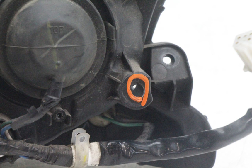 photo de PHARE AVANT HONDA PCX (JF28) 125 (2009 - 2011) - Points de fixation