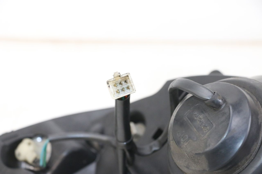 photo de PHARE AVANT PEUGEOT ELYSTAR 125 (2002 - 2007) - Gros plan technique