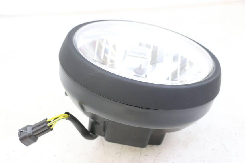 photo de PHARE AVANT ROYAL ENFIELD SCRAM 411 (2022 - 2024) - Gros plan technique