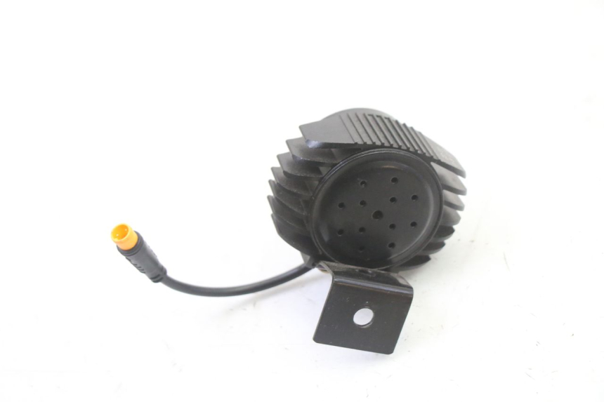 photo de PHARE AVANT HERO S10 1 - Gros plan technique