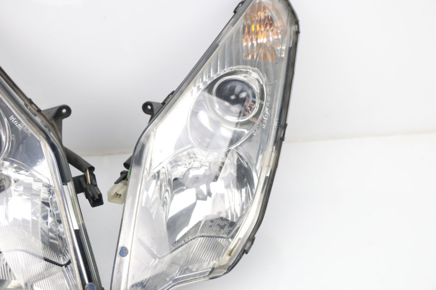 photo de PHARE AVANT PEUGEOT SATELIS COMPRESSOR K15 125 (2006 - 2009) - Vue rapprochée