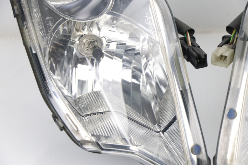 photo de PHARE AVANT PEUGEOT SATELIS COMPRESSOR K15 125 (2006 - 2009) - Zoom qualité