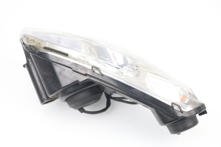 photo de PHARE AVANT PEUGEOT SATELIS 125 (2010 - 2012) - Gros plan technique