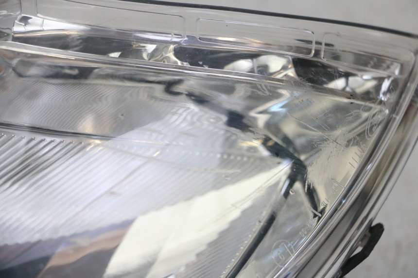 photo de PHARE AVANT PEUGEOT SATELIS 125 (2013 - 2018) - Zoom état d’usage