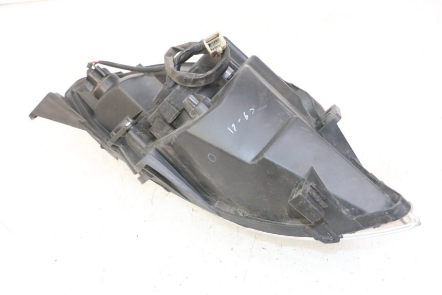 photo de PHARE AVANT PEUGEOT SATELIS 125 (2013 - 2018) - Autre angle de vue