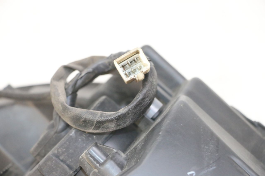 photo de PHARE AVANT PEUGEOT SATELIS 125 (2013 - 2018) - Gros plan technique