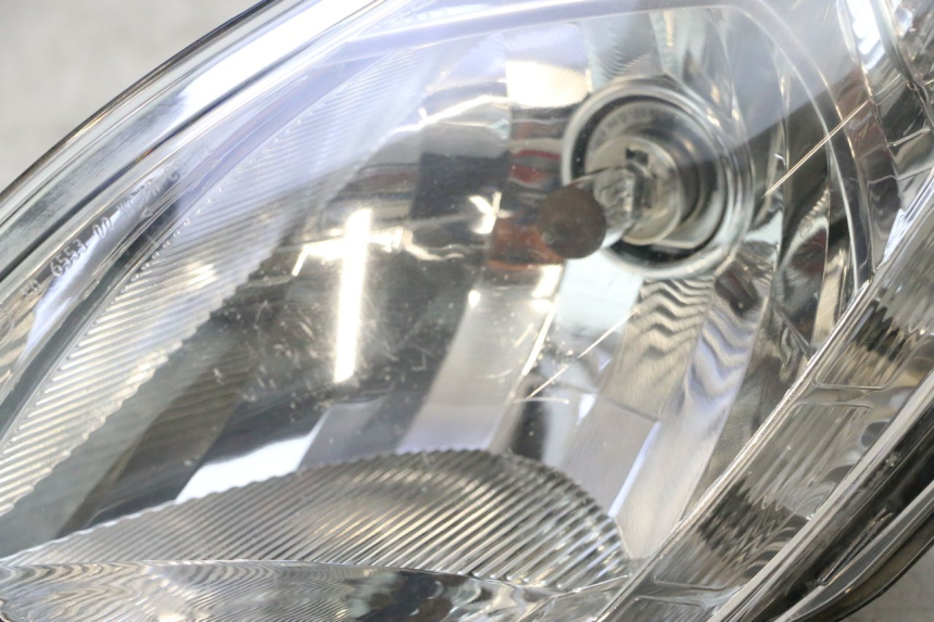 photo de PHARE AVANT PEUGEOT SATELIS 125 (2013 - 2018) - Détails caractéristiques