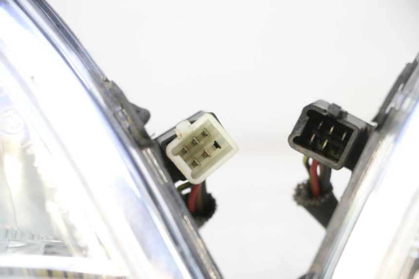 photo de PHARE AVANT PEUGEOT SATELIS 125 (2013 - 2018) - Angle alternatif