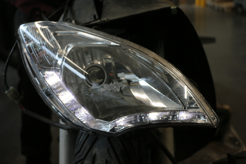 photo de PHARE AVANT PEUGEOT SATELIS 125 (2013 - 2018) - Zoom état d’usage