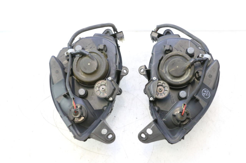 photo de PHARE AVANT PEUGEOT SATELIS 125 (2013 - 2018) - Points de fixation