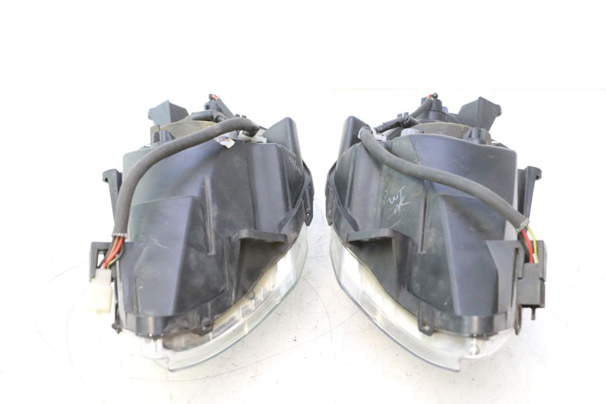 photo de PHARE AVANT PEUGEOT SATELIS 125 (2013 - 2018) - État de surface
