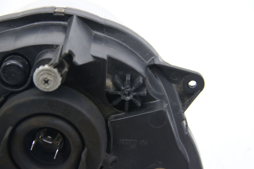 photo de PHARE AVANT SUZUKI SIXTEEN 125 (2008 - 2010) - Photo complémentaire