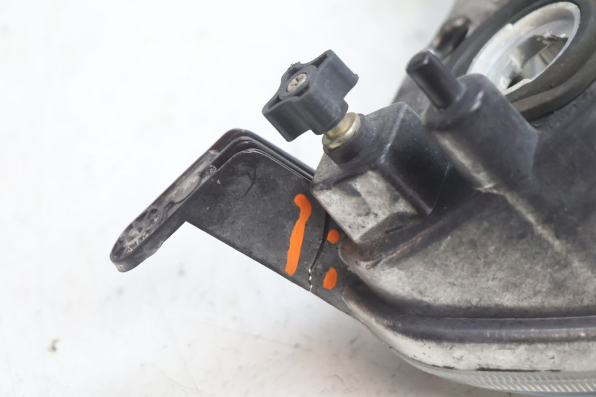 photo de PHARE AVANT APRILIA SR 2T 50 (2012 - 2017) - Gros plan technique