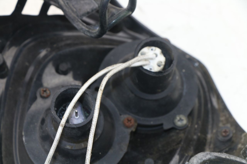 photo de PHARE AVANT RAZZO STR 50 (2009 - 2018) - Gros plan technique