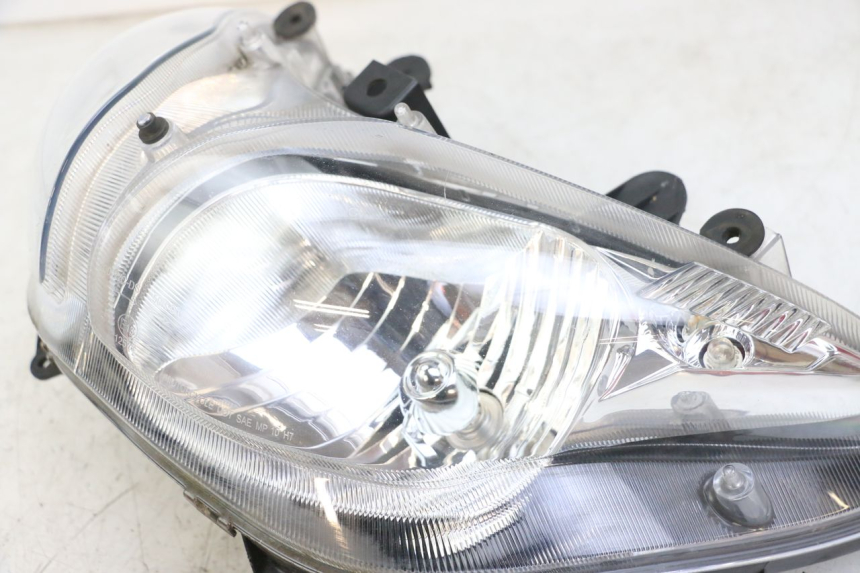 photo de PHARE AVANT SUZUKI BURGMAN 125 (2018 - 2021) - Zoom état d’usage