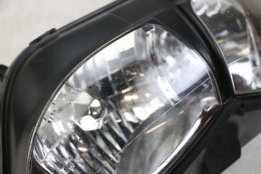 photo de PHARE AVANT YAMAHA TDM ABS 900 (2002 - 2014) - Gros plan technique