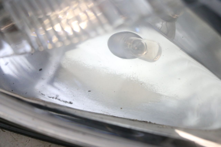 photo de PHARE AVANT YAMAHA YP MAJESTY 125 (2002 - 2006) - Zoom état d’usage