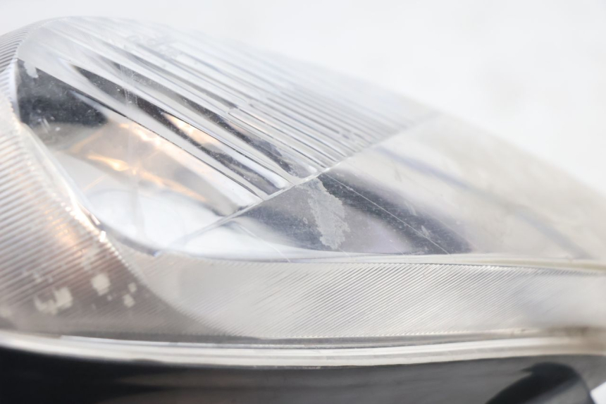 photo de PHARE AVANT YAMAHA YP MAJESTY 125 (2002 - 2006) - Zoom état d’usage