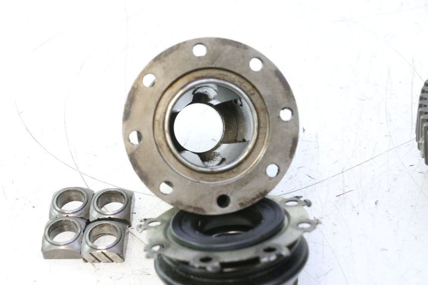 photo de PIGNON TRANSMISSION GILERA GP 800 (2007 - 2013) - Zoom composants