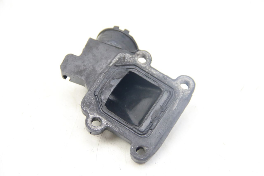 photo de PIPE D'ADMISSION MBK BOOSTER SPIRIT 50 (1999 - 2003) - Gros plan technique