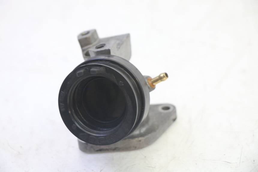 photo de PIPE D'ADMISSION SUZUKI BURGMAN 125 (2007 - 2014) - Autre angle de vue