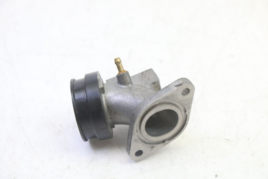 photo de PIPE D'ADMISSION SUZUKI BURGMAN 125 (2007 - 2014) - Gros plan technique