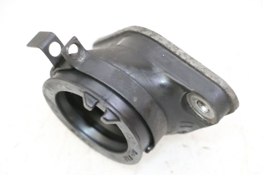 photo de PIPE ADMISSION HONDA CBF 125 (2009 - 2015) - Gros plan technique