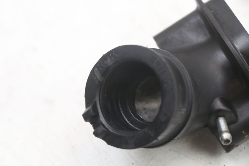 photo de PIPE D'ADMISSION KYMCO DINK 4T 50 (2007 - 2018) - Gros plan technique