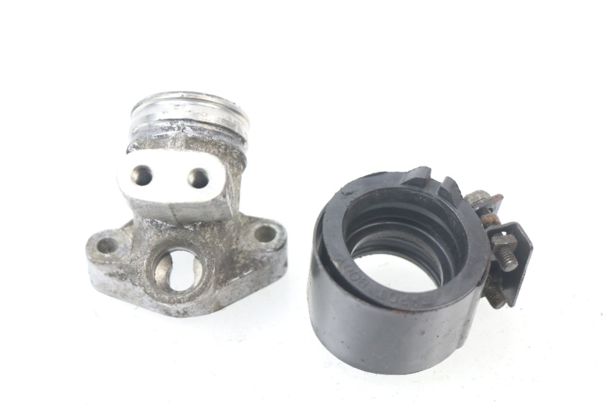 photo de PIPE D'ADMISSION HONDA FES PANTHEON 125 (2003 - 2007) - Gros plan technique