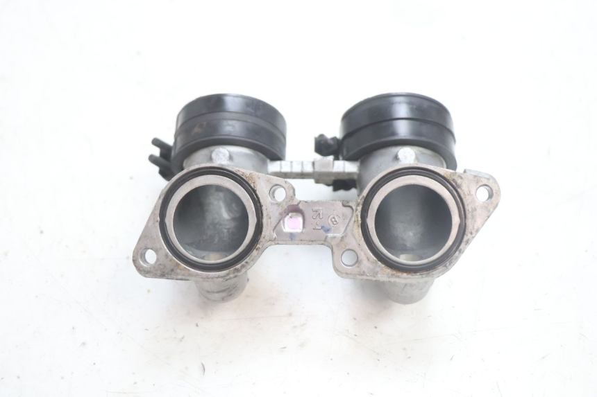 photo de PIPE ADMISSION HONDA FJS SILVER WING SILVERWING 400 (2005 - 2008) - Gros plan technique