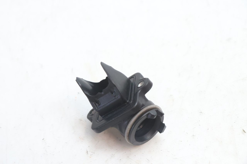 photo de PIPE ADMISSION PEUGEOT KISBEE 2T 50 (2018 - 2022) - Gros plan technique