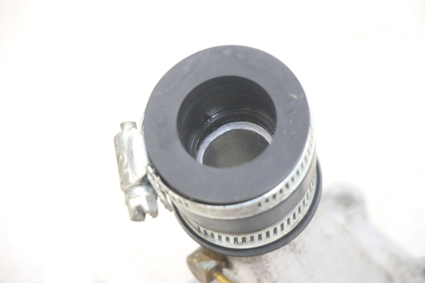 photo de PIPE D'ADMISSION GILERA RK 50 (1996 - 1999) - Gros plan technique