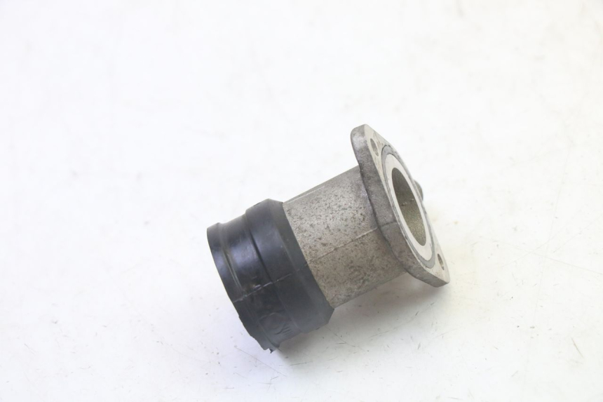 photo de PIPE ADMISSION PEUGEOT SATELIS 125 (2013 - 2018) - Gros plan technique