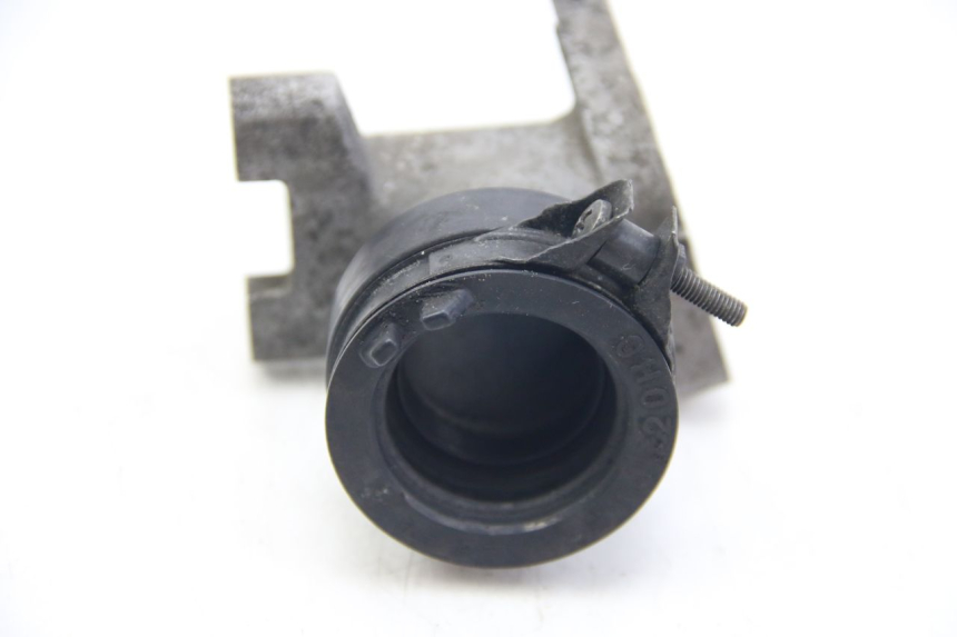 photo de PIPE D'ADMISSION SUZUKI SIXTEEN 125 (2008 - 2010) - Gros plan technique