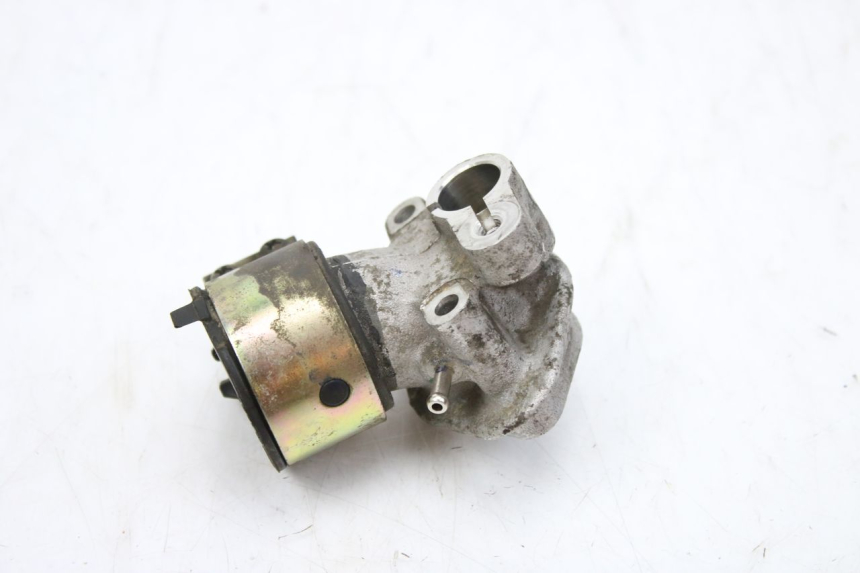 photo de PIPE D'ADMISSION PEUGEOT TWEET 125 (2010 - 2017) - Zoom état d’usage