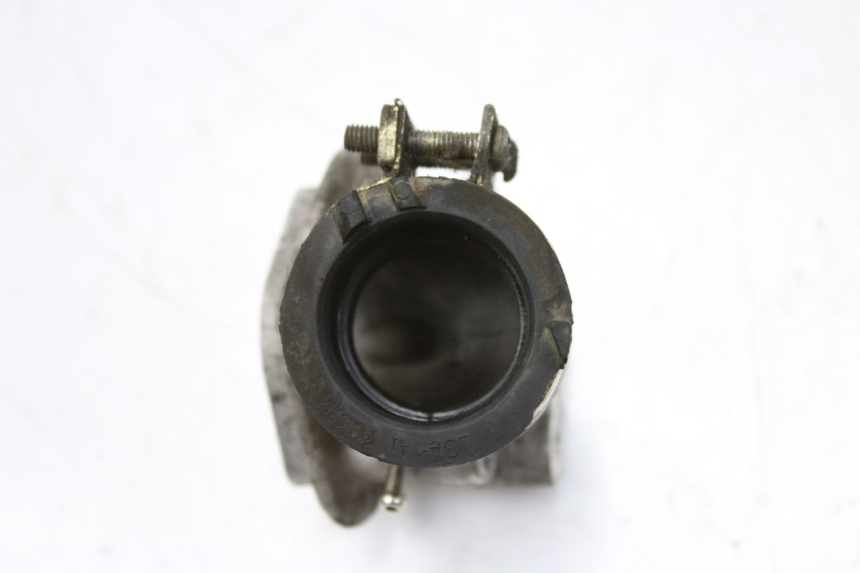 photo de PIPE D'ADMISSION PEUGEOT TWEET 125 (2010 - 2017) - Gros plan technique