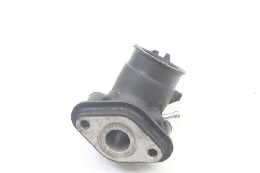 photo de PIPE D'ADMISSION PEUGEOT V-CLIC VCLIC 50 (2007 - 2013) - Gros plan technique