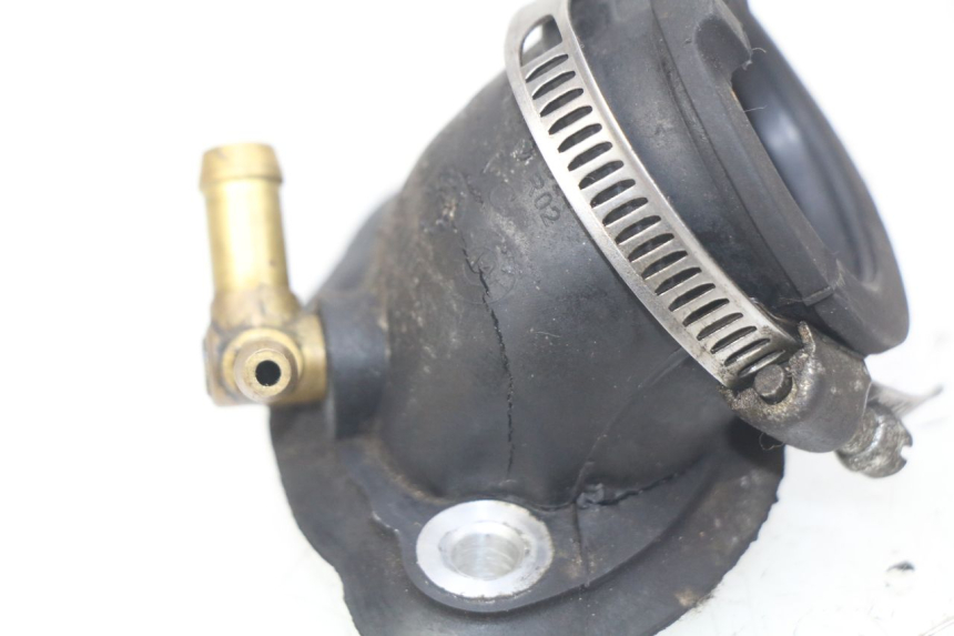 photo de PIPE D'ADMISSION PIAGGIO VESPA LX 125 (2005 - 2010) - Autre angle de vue