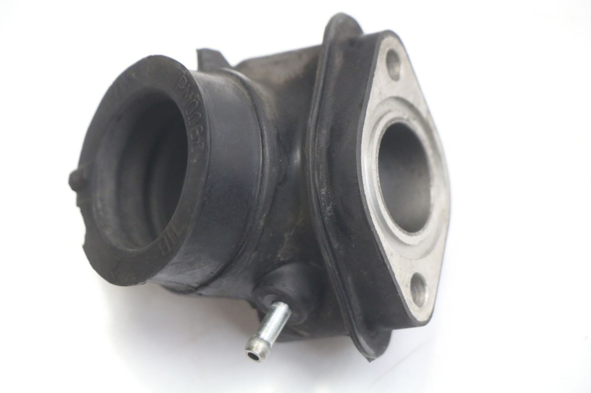 photo de PIPE ADMISSION PEUGEOT VIVACITY 125 (2010 - 2017) - Gros plan technique