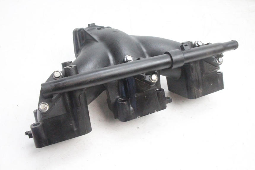 photo de PIPE ADMISSION YAMAHA WAVE RUNNER GP R 1200 (2000 - 2003) - Détail de la pièce